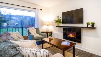 Condo | Área de sala de estar | Smart TV de 40 pulgadas con canales digitales, televisión y chimenea