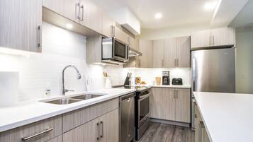 Condo | Cozinha privada | Geladeira grande, micro-ondas, fogão, cooktop