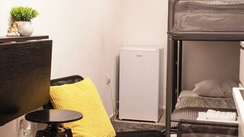 1 habitación, escritorio, tabla de planchar con plancha y wifi gratis