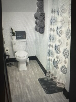 Ein Badezimmer mit Toilette, Waschbecken und Spiegel.