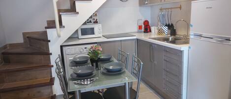 Réfrigérateur, micro-ondes, plaque de cuisson, cafetière/bouilloire