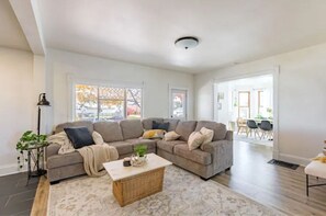 Smart TV, fireplace - Michelle's Place- The Farm House (Muscatine)