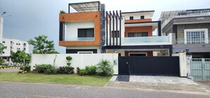 Exterior - Haven Lodge, 7BR stylish holiday home with hot tub & mountain view (Islamabad)