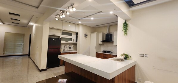 Fridge, microwave, oven, stovetop - Haven Lodge, 7BR stylish holiday home with hot tub & mountain view (Islamabad)