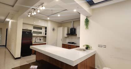 Haven Lodge, 7BR stylish holiday home with hot tub & mountain view