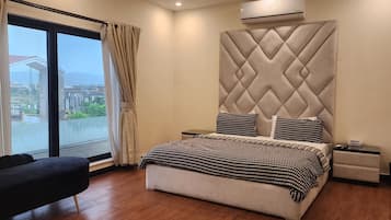8 bedrooms, desk, iron/ironing board, free WiFi