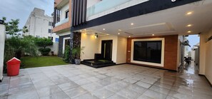 Property grounds - Haven Lodge, 7BR stylish holiday home with hot tub & mountain view (Islamabad)