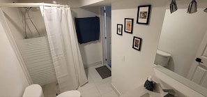 Bathroom - Walk-out Basement Apt. 1 bedroom+den. Free parking (Thornhill)