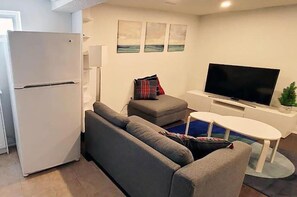 Living area - Walk-out Basement Apt. 1 bedroom+den. Free parking (Thornhill)