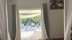 Un dormitorio con una cama grande, vistas al exterior y un cuadro en la pared.