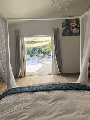 4 soverom, skrivebord, reiseseng for barn og wi-fi (inkludert)