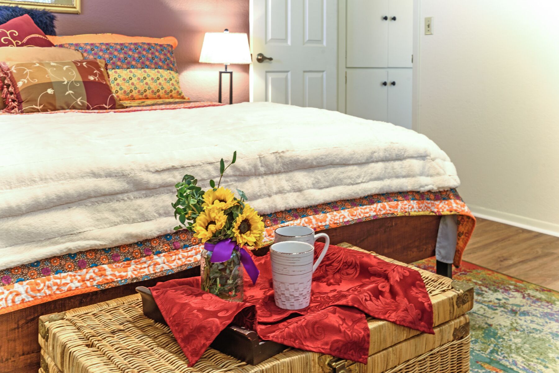 New! Revamped, Centrally located, Pet friendly w/large, fenced yard, sleeps 6