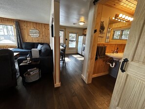 TV connectée, cheminée, livres