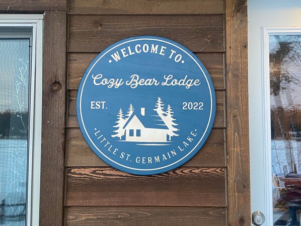 Tervetuloa Cozy Bear Lodge -majoituspaikkaan, joka perustettiin vuonna 2022 ja sijaitsee Little St. Germain -järven rannalla.