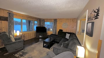 Smart-TV, Kamin, Bücher