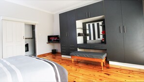 7 chambres, coffres-forts dans les chambres, bureau