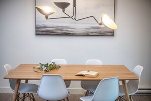 Living area - Revelation Retreat by Revelstoke Vacations (Revelstoke)
