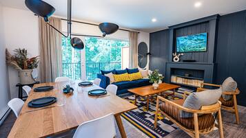Revelation Retreat Townhouse-Private Hot Tub and Lower-Level Rec Room | Living area