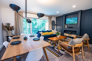 Living area - Revelation Retreat by Revelstoke Vacations (Revelstoke)