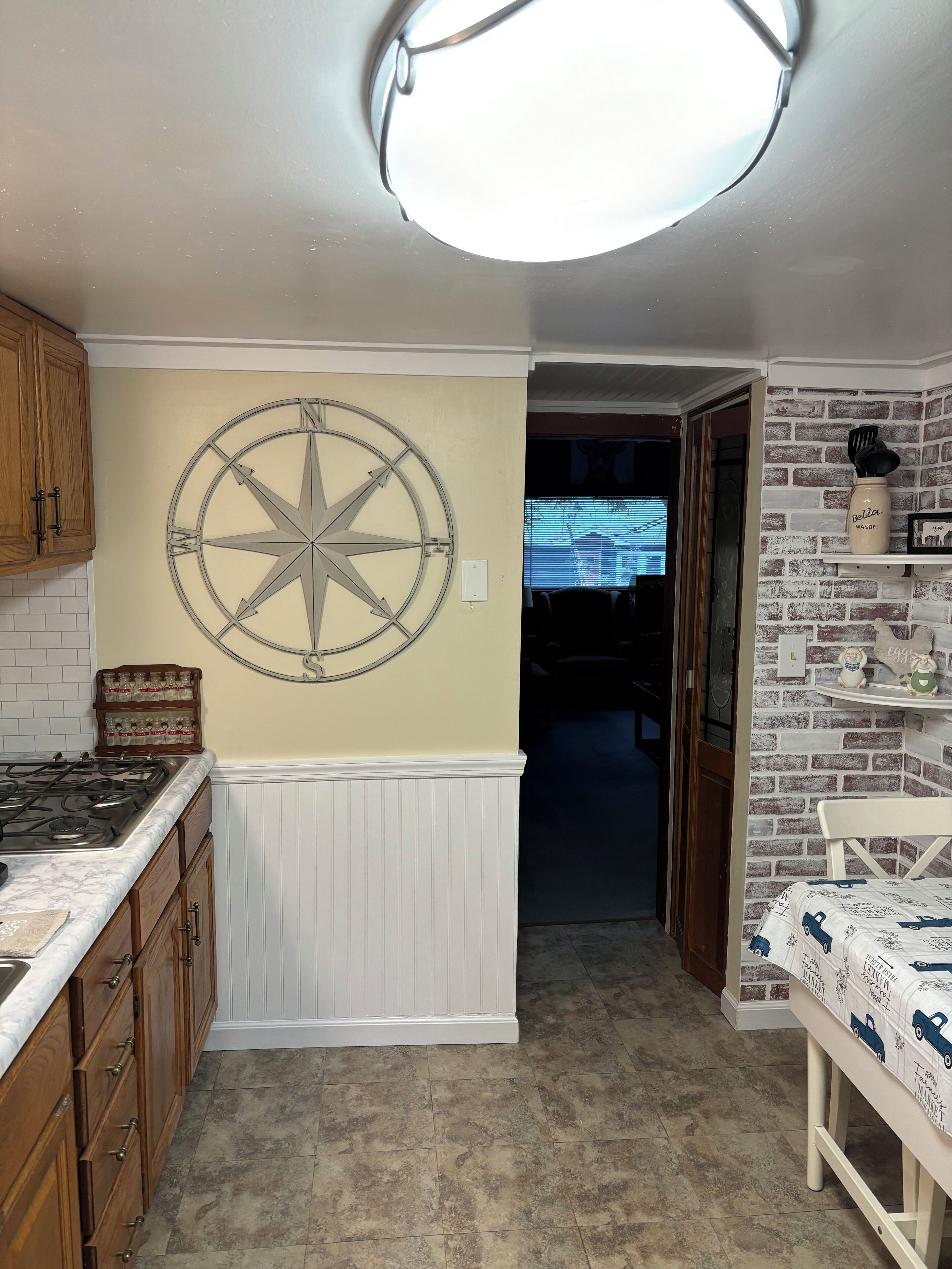 Réfrigérateur, micro-ondes, plaque de cuisson, cafetière/bouilloire