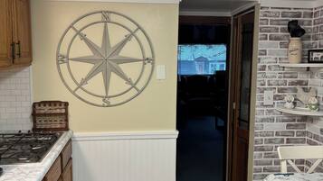 Réfrigérateur, micro-ondes, plaque de cuisson, cafetiÚre/bouilloire