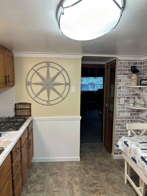 Kjøleskap, mikrobølgeovn, kokeplater og kaffetrakter/tekoker