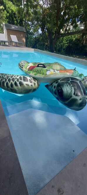 Una piscina al aire libre