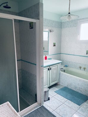 Combined shower/bathtub - Villa 10 persons with swimming pool, near the village (Sainte-Cécile-les-Vignes)