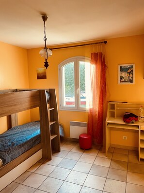 7 bedrooms, desk, iron/ironing board, bed sheets - Villa 10 persons with swimming pool, near the village (Sainte-Cécile-les-Vignes)