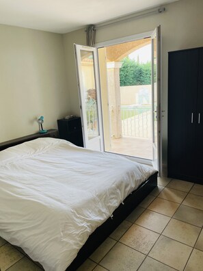 5 bedrooms, desk, iron/ironing board, bed sheets - Villa 10 persons with swimming pool, near the village (Sainte-Cécile-les-Vignes)