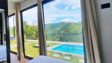 2 bedrooms, desk, WiFi, bed sheets