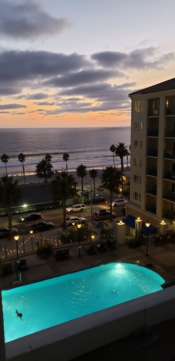 Outdoor pool, a heated pool - 50 steps to the beach, by Oceanside Pier (Oceanside)