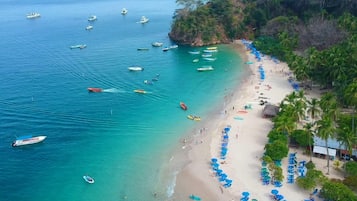 Una spiaggia nelle vicinanze