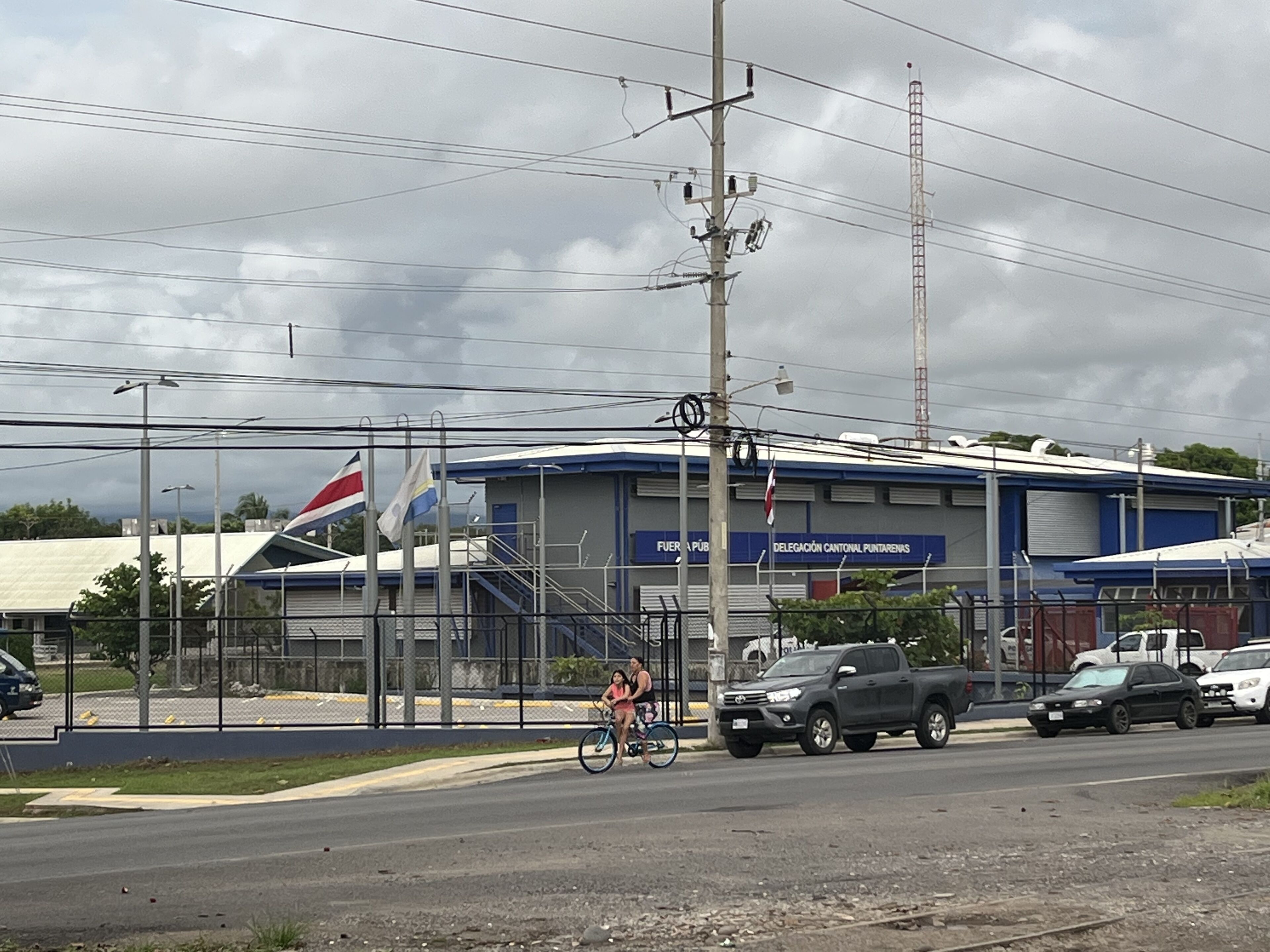 Ein Gebäude mit blauem Dach und einem Schild, auf dem „Fuerza Pública Delegación Cantonales Puntarenas“ steht.