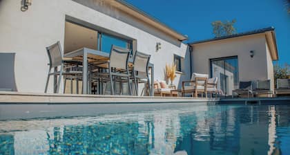 New luxury villa with top-of-the-range fittings, swimming pool & garden