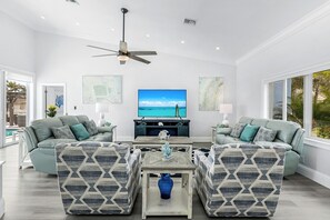 Smart TV, table football, ping pong, books -  Luxury WaterFront Home, Putting Green, Bocce, Kayaks SUP's Bikes Pool/PPong Tbl (Marco Island)