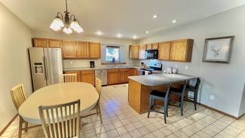 雪櫃、微波爐、焗爐、爐具