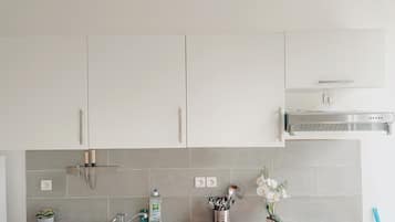 Réfrigérateur, micro-ondes, plaque de cuisson, cafetière/bouilloire