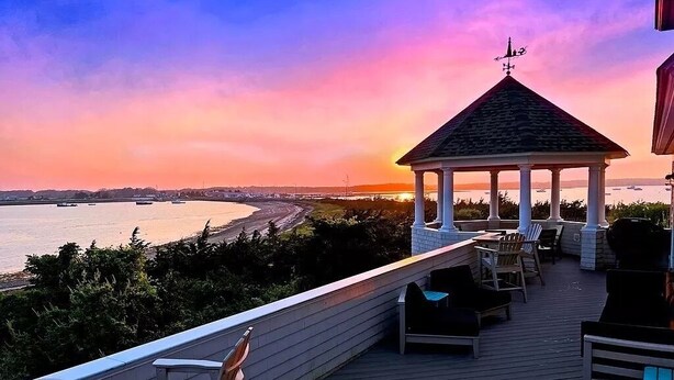 Un mirador con vistas al océano al atardecer.