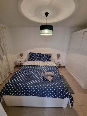 5 slaapkamers, een bureau, een strijkplank/strijkijzer, reisbedje