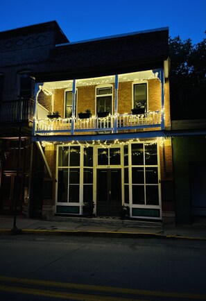 Exterior - DOWN ON MAIN - a charming historic apartment in the heart of Eureka Springs (Eureka Springs)