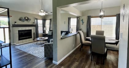 ABQ Home Overlooking Mountain- Near Sandia Tramway + Balloon Fiesta