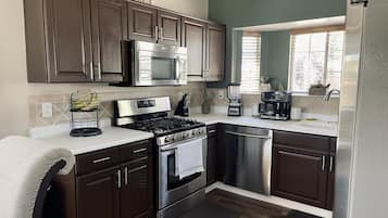 Lemari es, microwave, oven, dan kompor