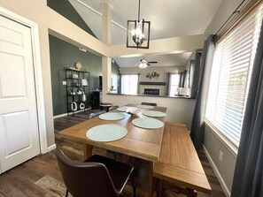 Dining - ABQ Home Overlooking Mountain- Near Sandia Tramway + Balloon Fiesta  (Albuquerque)