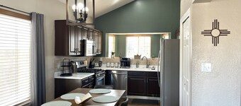 ABQ Home Overlooking Mountain- Near Sandia Tramway + Balloon Fiesta 