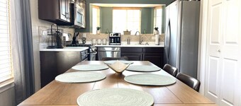 ABQ Home Overlooking Mountain- Near Sandia Tramway + Balloon Fiesta 