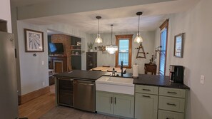 Jääkaappi, mikroaaltouuni, uuni, liesi