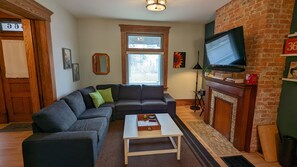 Älytelevisio, takka, kirjoja, työhuone