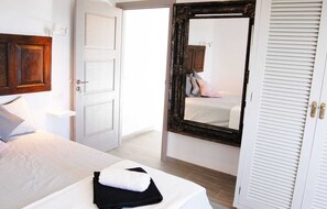 2 quartos, escrivaninha, ferros/tábuas de passar roupa