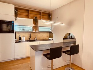 Fridge, oven, stovetop, dishwasher